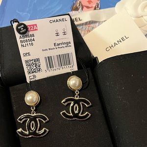 Rare!! AUTHENTIC CHANEL 22A CC dropps earings.BLACK, WHITE, GOLD colors.